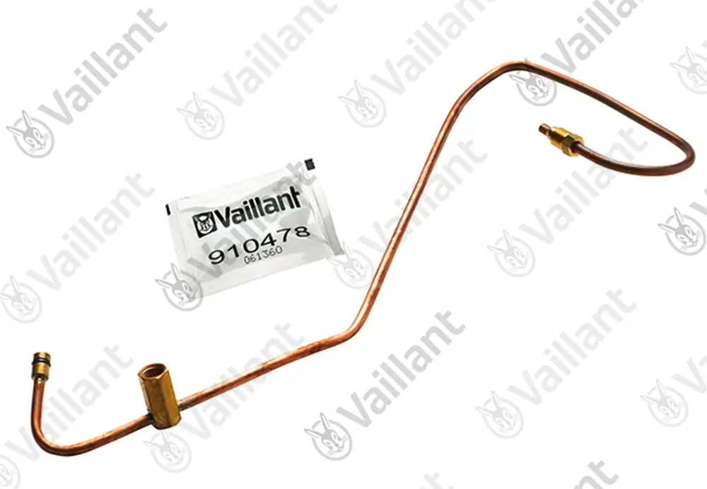 Kupferne Steuerleitung von Vaillant mit zwei Anschlussstücken, in gebogener Form. Verpackung mit Artikelnummer in transparentem Beutel im Hintergrund sichtbar.